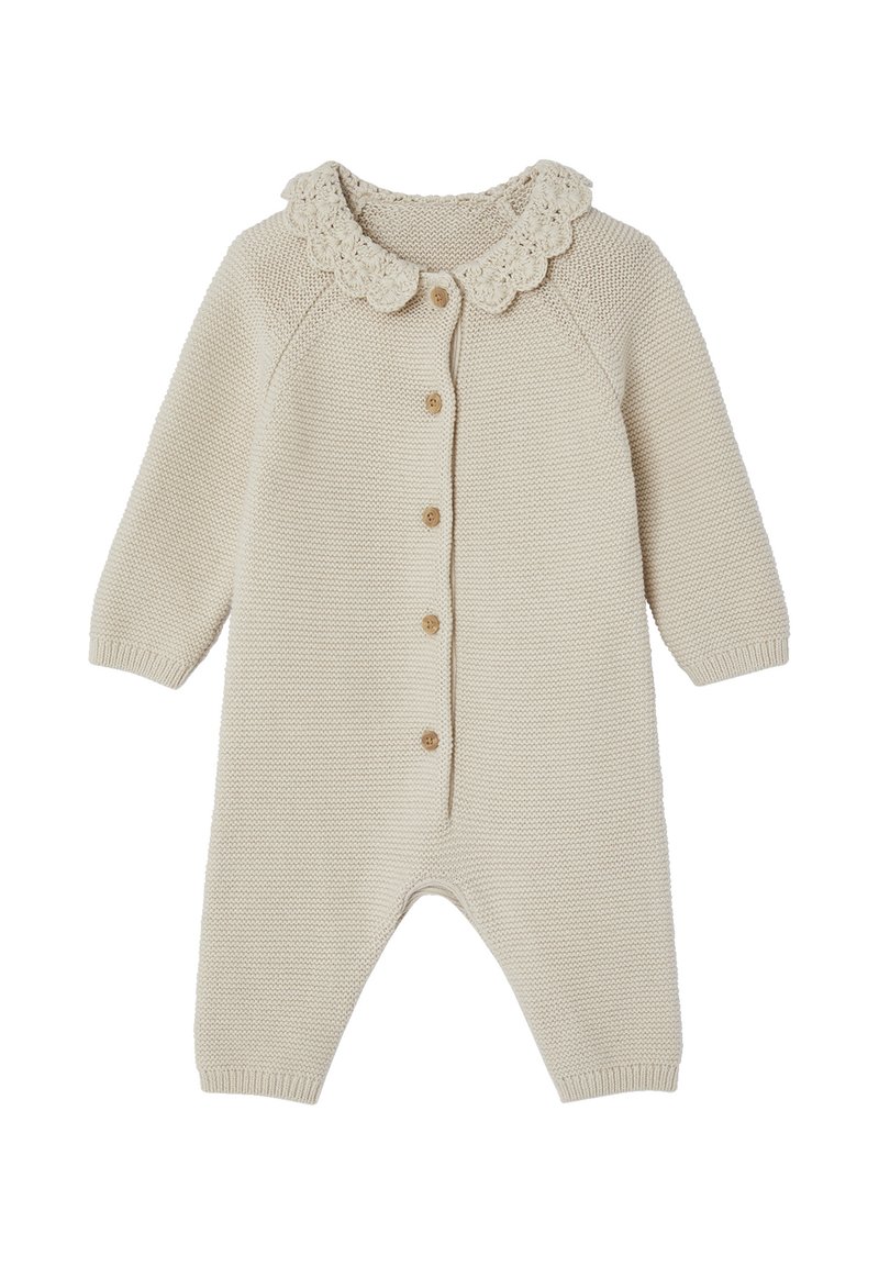 Beige gestrickter Overall mit gewelltem Kragen, ausgestattet mit einer vorderen Knopfleiste und gerippten Bündchen, aus weichem Material für hohen Tragekomfort.