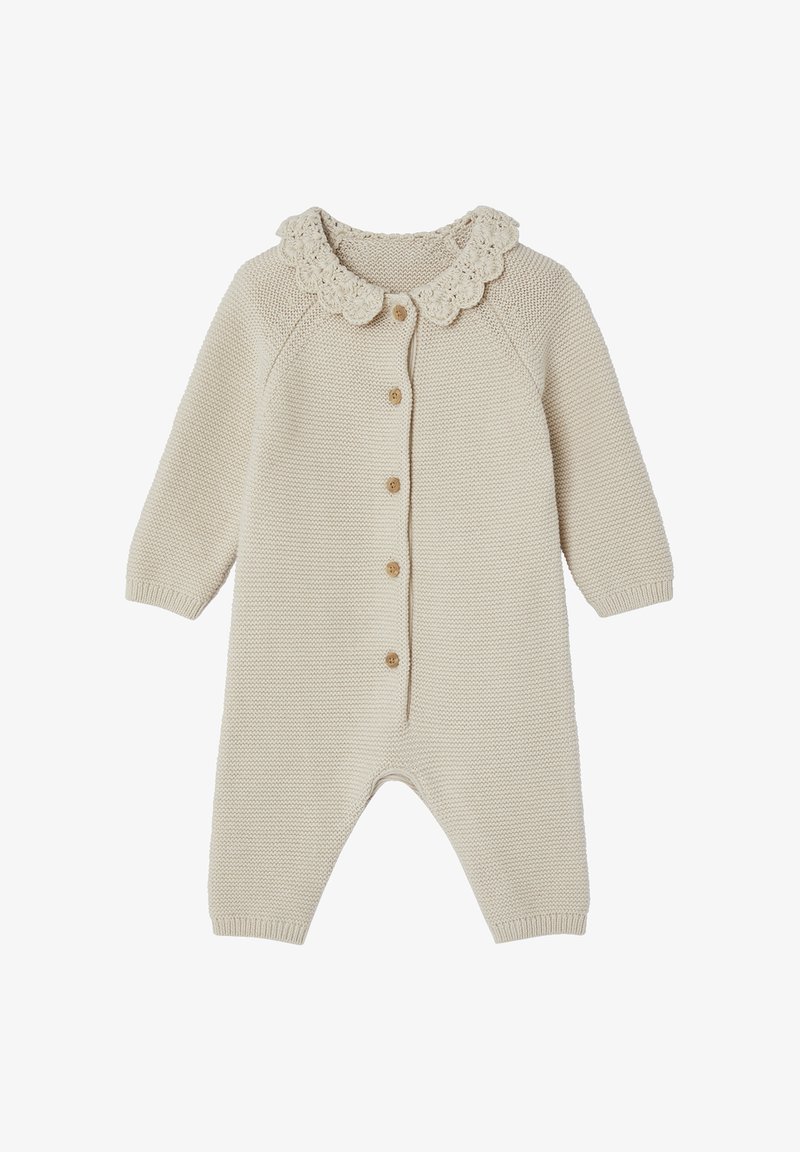 Beige gestrickter Overall mit gewelltem Kragen, ausgestattet mit einer vorderen Knopfleiste und gerippten Bündchen, aus weichem Material für hohen Tragekomfort.