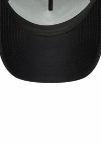 Schwarze Kappe mit einem gebogenen Schirm, strukturiertem Stoff und einem glatten Innenfutter. Das Innere weist ein dezentes Muster am Scheitel auf.