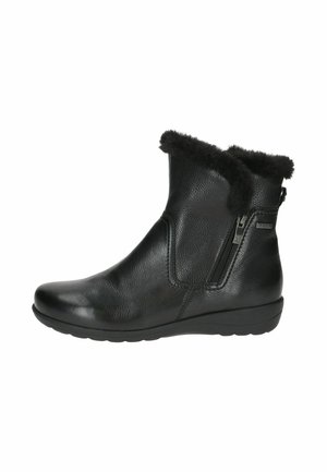 Bottines en cuir noir avec un doux col en fausse fourrure noire, fermeture éclair sur le côté et finition texturée sur le dessus. Semelle en caoutchouc basse pour le confort.
