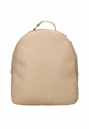 Zaino in pelle beige con manico superiore, cerniera argentata e piccolo logo metallico al centro frontale.