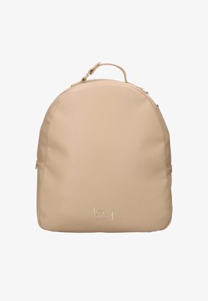 Zaino in pelle beige con manico superiore, cerniera argentata e piccolo logo metallico al centro frontale.