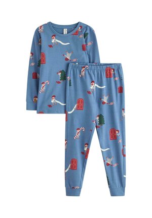 Blå bomulds pyjamas sæt med lange ærmer og bukser, der har røde og grønne ferie-tema mønstre, herunder nisser, slikstænger og gaver.