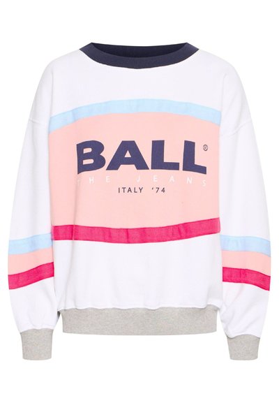 Hvit hettegenser med fet tekst "BALL" og et design med rosa og blå striper. Ribbestrikket marineblå krage og grå mansjetter fullfører looken.
