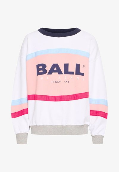 Sudadera blanca con el texto en negrita "BALL" y un diseño de rayas rosa y azul. Un cuello navy acanalado y puños grises completan el estilo.