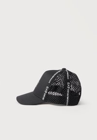 Μαύρο καπέλο μπέιζμπολ με διχτυωτό σχέδιο, συμπαγές μπροστινό πάνελ, κυρτό γείσο και λευκή επιγραφή "EA7 Emporio Armani" στα διχτυωτά πάνελ και στο πλάι.