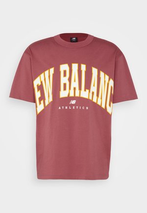 Bordeauxrotes Baumwoll-T-Shirt mit kurzen Ärmeln. Mit weißem und gelbem Text in fetten, gewölbten Buchstaben "NEW BALANCE ATHLETICS".