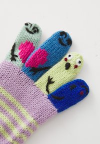 Bunte gestrickte Handschuhe mit vier Fingern, die Gesichter und Muster aufweisen. Materialien umfassen weiche Wolle in Blau, Grün, Pink und Lila.