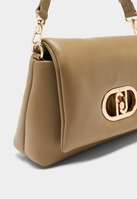 Torebka skórzana w kolorze brązowym o gładkiej fakturze, posiada złoty zamek i strukturalny design. Regulowany pasek umożliwiający różne sposoby noszenia.