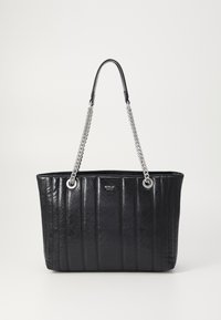 Zwarte synthetische totebag met verticale quilteling, zilveren kettinghandvatten en logodetail in het midden. Rectangulaire vorm, gladde afwerking.