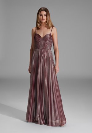 Langes, plissiertes Kleid in tiefem Mauve mit Herzausschnitt. Der Stoff hat einen dezenten Schimmer, der das fließende Design und die elegante Silhouette unterstreicht.