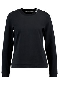 Felpa nera a maniche lunghe in cotone, con collo a girocollo e un accento con logo sulla spalla. Texture liscia, vestibilità classica.