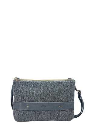 Pochette bracelet grise texturée avec fermeture éclair sur le dessus et lanière en cuir gris, avec un panneau inscrit "mila louise PARIS".