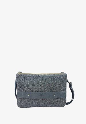 Pochette bracelet grise texturée avec fermeture éclair sur le dessus et lanière en cuir gris, avec un panneau inscrit "mila louise PARIS".