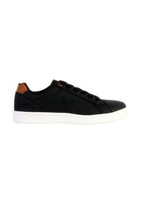 Zapatilla negra con parte superior sintética lisa, suela de goma blanca y acentos marrones en el talón. Cuenta con un diseño de cordones y una marca grabada.