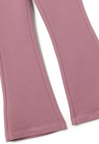 Pantalones de campana morados hechos de una tela suave y lisa. Presentan un dobladillo limpio y costuras laterales, con una parte superior ajustada y un ligero ensanchamiento en la parte inferior.