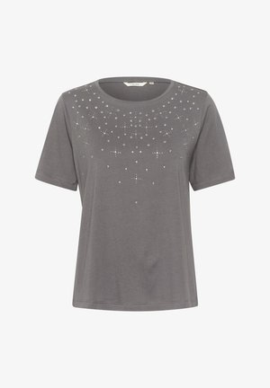 Szürke, rövid ujjú póló, kerek nyakkivágással és az elülső felső részén elhelyezkedő, szétszórt ezüst díszítésekkel, amelyek extra részletességet adnak.