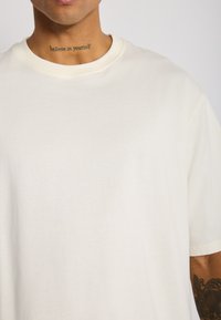 Thumbnail Image 9