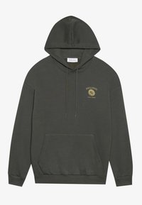 Sudadera con capucha de color verde oscuro con bolsillo delantero, cordones y un pequeño gráfico amarillo de una rodaja de cítrico con el texto "SABOR LOCAL EXCLUSIVO".
