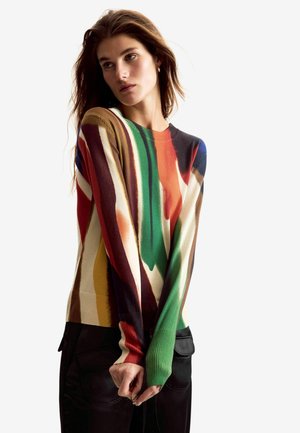 Wielokolorowy sweter z pulowerem ozdobiony abstrakcyjnymi kształtami w kolorach czerwonym, zielonym, niebieskim, brązowym i kremowym, z prążkowanymi mankietami i okrągłym dekoltem.