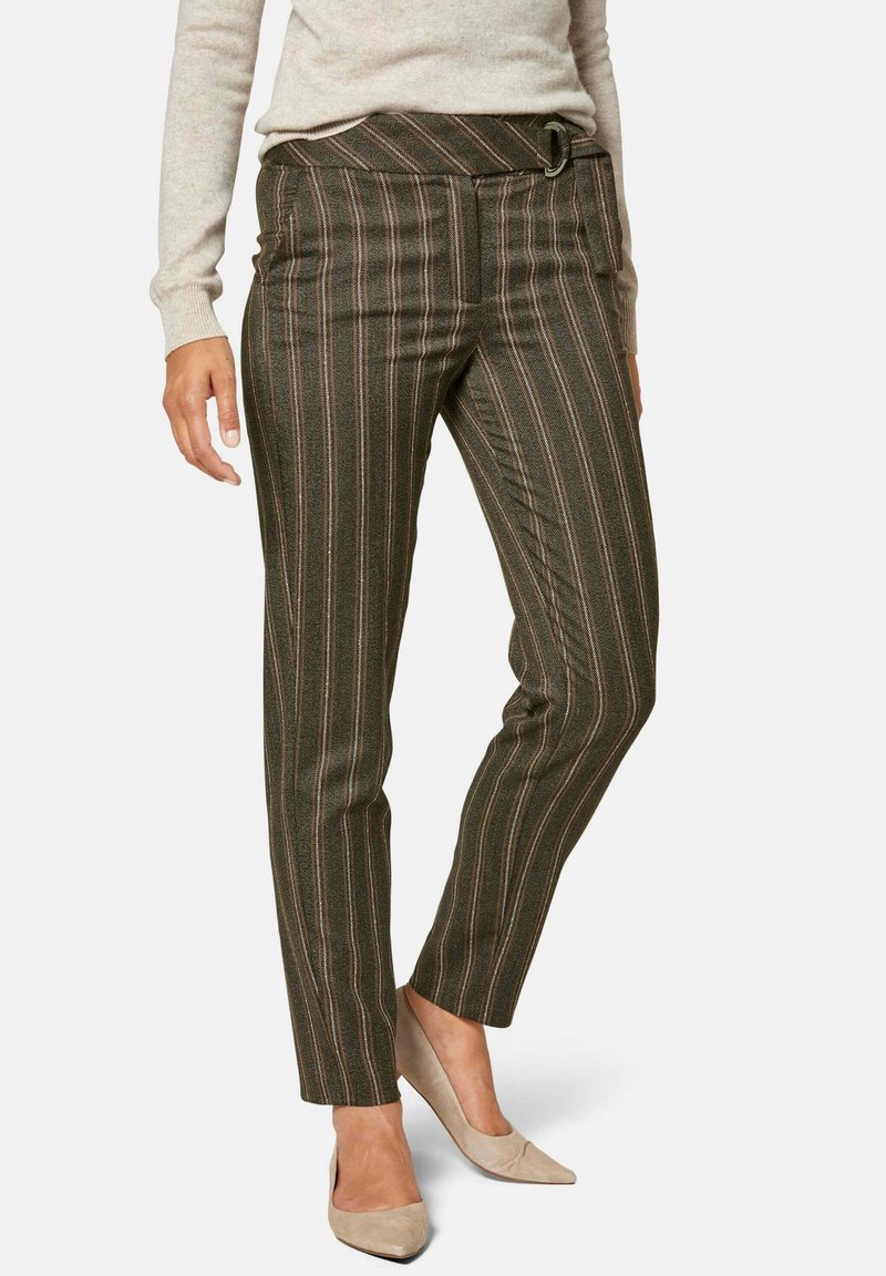 Op maat gemaakte groene broek met verticale strepen in bruin en oranje. Heeft een slim fit, ceintuurlussen met een gesp en een soepele textuur.
