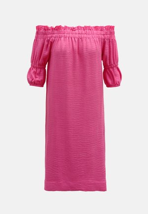 Off-shoulder roze jurk van een gestructureerde stof, met pofmouwen en een elastische tailleband, vallend tot onder de knie.
