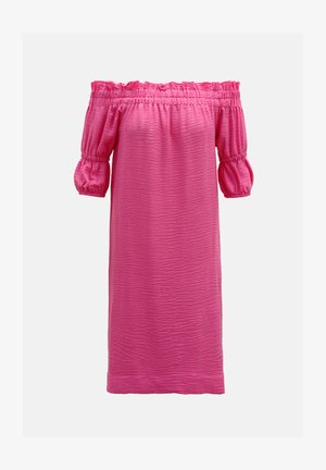 Ružasta haljina s ramenima, izrađena od teksturirane tkanine, s nabranim rukavima i elastičnim strukom, koja pada ispod koljena.