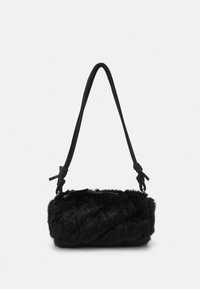 Černá kabelka z umělé kožešiny ve tvaru obdélníku, s černým koženým páskem ve tvaru twistu a texturovaným povrchem s diagonálním vzorem.
