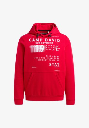 Roten Kapuzenpullover mit Fronttasche; ausgestattet mit weißem Drucktext und Zahlen; aus weichem Stoff mit gerippten Bündchen und Saum.