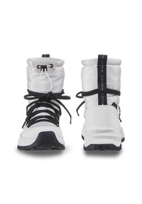 Białe zimowe buty z wyściółką w górnej części, czarnymi sznurówkami i wyściełanym kołnierzem. Posiadają czarną pętelkę do zakładania i teksturowaną gumową podeszwę.