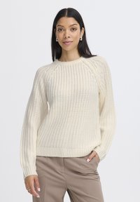 Cremfarbener gestrickter Pullover mit strukturiertem Muster, gerippten Bündchen und Saum. Verfügt über einen runden Ausschnitt und einen leicht lockeren Schnitt.