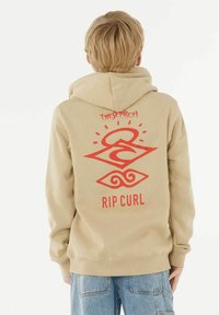 Beige hoodie met een rode grafische ontwerp op de achterkant, inclusief golven en de tekst "THE SEARCH RIP CURL." Van katoen, met een ontspannen pasvorm.