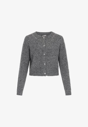 Grå strikket cardigan med lange ærmer, rund hals, dekorative perler på øverste bryst og blomsterformede knapper ned foran.