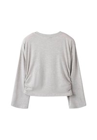 Top de manga larga gris claro con escote redondeado y detalle fruncido en los lados, fabricado en una tela suave y ligeramente texturizada.