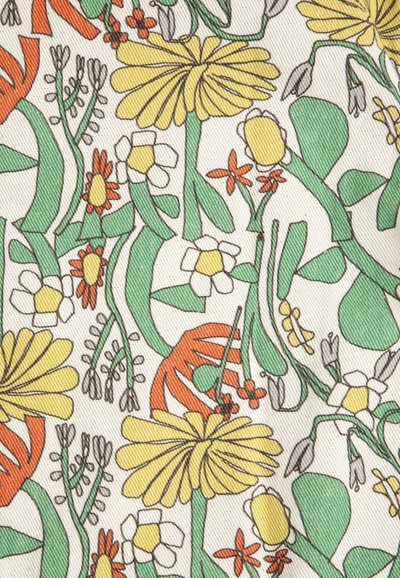 Wzór tkaniny kwiatowej z żółtymi stokrotkami, białymi i pomarańczowymi kwiatami oraz zielonymi liśćmi na beżowym, tkanym tle.