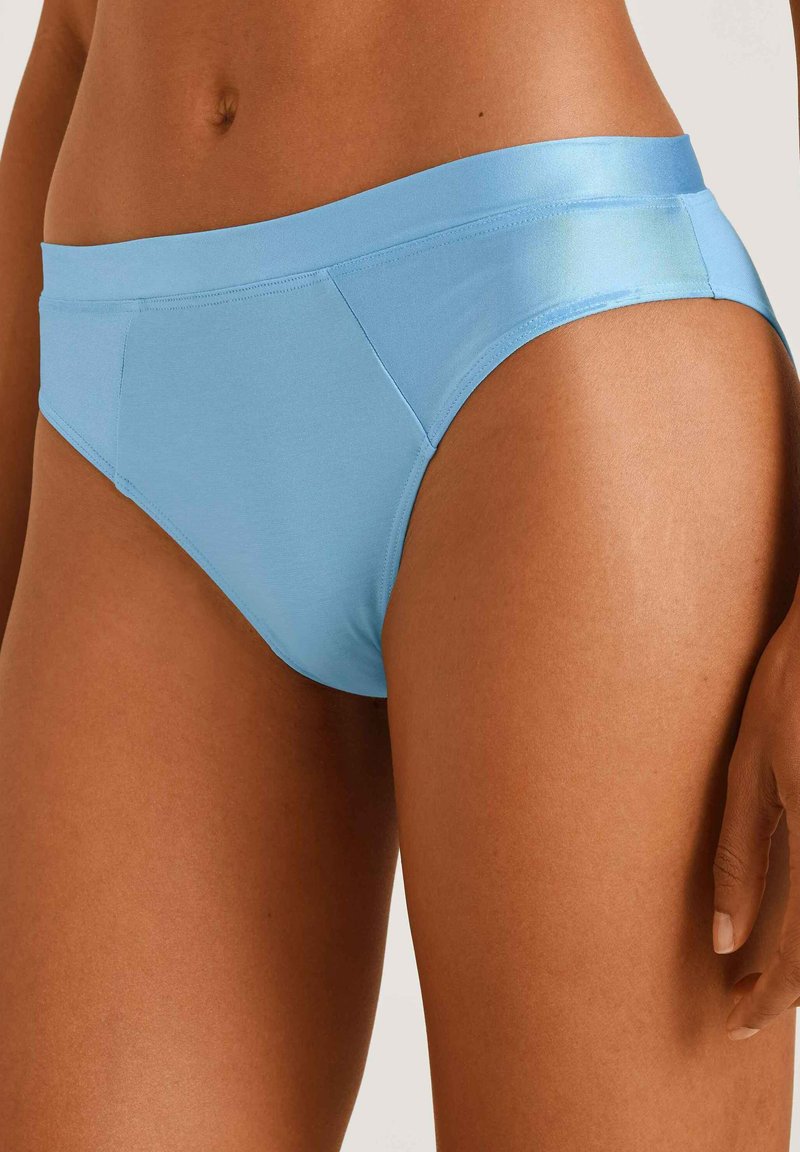 Lichtblauwe katoenen slip met een gladde, rekbare tailleband. Kenmerkt zich door minimale stiksels en een naadloos ontwerp voor extra comfort.