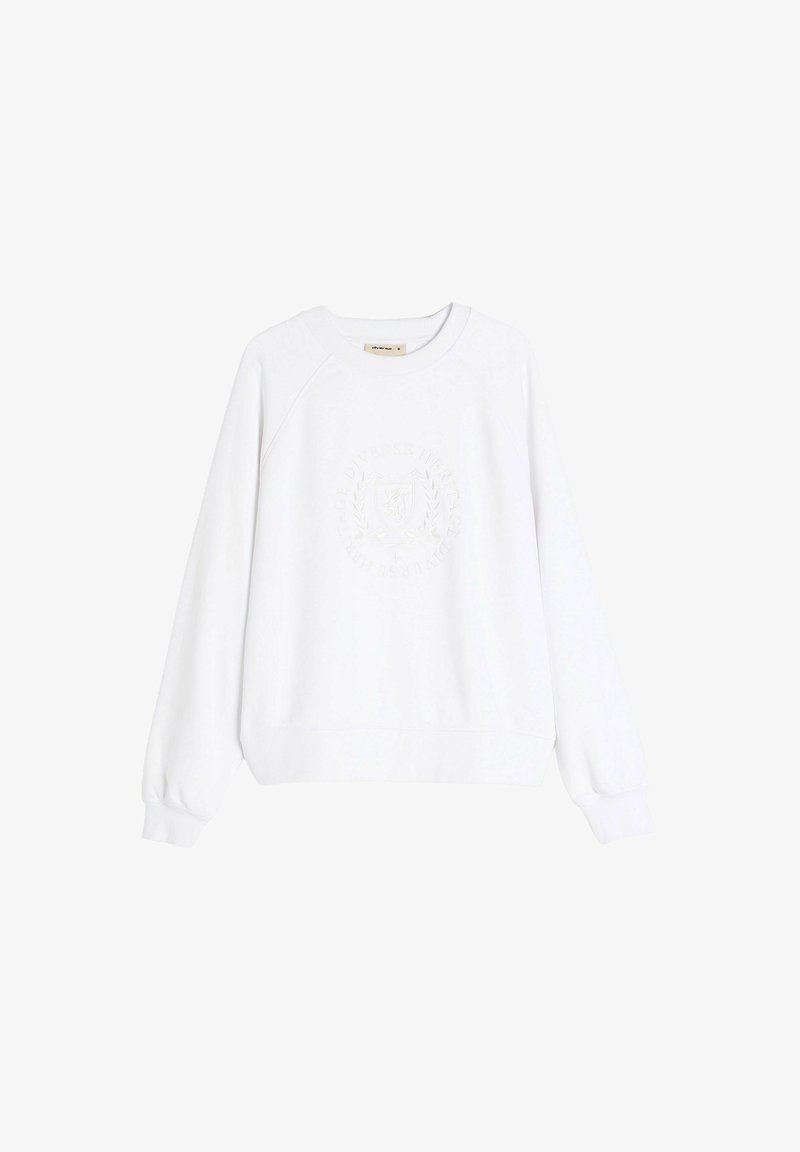 Biała bluza z ribbingowym okrągłym dekoltem, długimi rękawami raglanowymi oraz teksturowanym okrągłym logo na środku. Miękki materiał.