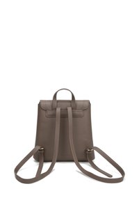 Zaino in pelle marrone con finitura testurizzata, forma rettangolare, maniglia superiore e spallacci regolabili. Caratterizzato da un design minimalista e accenti discreti.