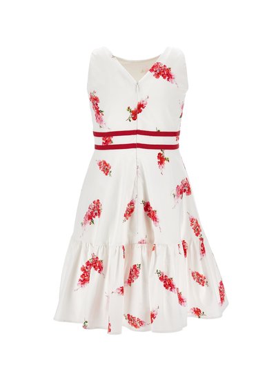 Robe blanche sans manches avec imprimé floral rouge, col en V, taille ajustée avec deux bandes rouges horizontales, et ourlet volanté évasé.