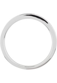 Silberner runder Ring, glatte Metalloberfläche, glänzende Ausführung, dünnes Profil, nahtloses Design mit gleichbleibender Breite entlang seines Umfangs.