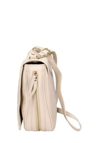 Borsa a mano in pelle beige con un design strutturato, dotata di una chiusura con zip superiore e un accento in ottone. Inclusa tracolla regolabile.