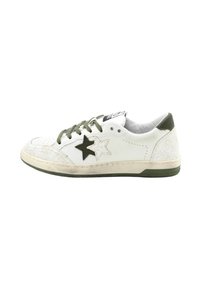 Basket en cuir blanc avec des accents verts, présentant une texture craquelée, deux motifs d'étoile (un vert, un blanc) et des lacets ronds.