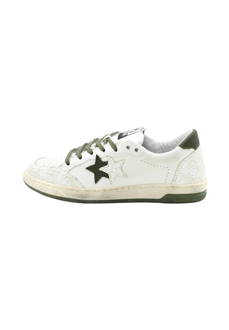 Basket en cuir blanc avec des accents verts, présentant une texture craquelée, deux motifs d'étoile (un vert, un blanc) et des lacets ronds.
