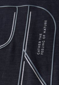 Svart tyg med vita och grå grafiska linjer. Texten lyder "SAMLA KÄNSLAN AV NATUREN," med en slät, strukturerad yta.