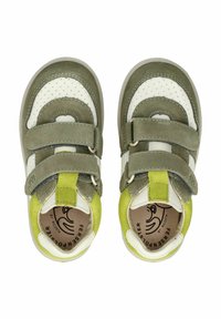 Grå og hvide børnesko med velcro-remme, lavet af læder og ruskind, rund form og en limegrøn detalje på hælen.