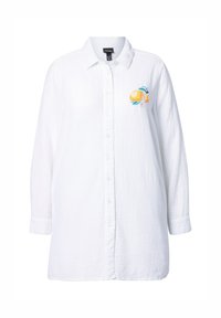 Camicia bianca con bottoni, maniche lunghe, in tessuto testurizzato, caratterizzata da un design ricamato con frutta gialla e blu sul lato sinistro del petto.