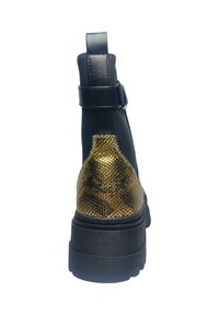 Stivaletto nero alla caviglia con tacco testurizzato effetto rettile dorato, finitura liscia e cinturino regolabile. Suola spessa con scanalature lineari.