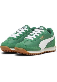 Zapatillas deportivas verdes con gamuza y tela sintética, cordones blancos y suela de goma. Presentan el logo de Puma y detalles texturizados.