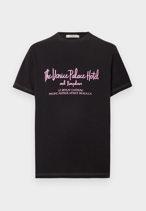 Μαύρο κοντομάνικο μπλουζάκι με ροζ κείμενο που γράφει "Το ξενοδοχείο και τα μπανγκαλόου του Παλατιού της Βενετίας, Le Replay Château, Pacific Avenue, Venice Beach, CA."