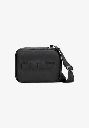 Borsa a tracolla in pelle nera con logo "CULT" in rilievo, forma rettangolare, chiusura con zip e tracolla regolabile. Texture liscia e design elegante.